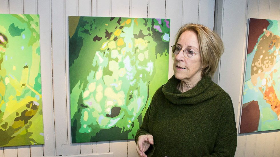 Motalakonstnären Karin Dockson ställer just nu ut målningar på Kulturverkstan K-ringen i Motala.  Det är hennes första separatutställning i Motala. 