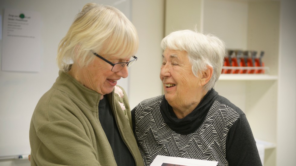 En glad och rörd Gunilla Bränström, till höger, tog emot årets Funkispris av HSO-kommitténs Kerstin Landin.
