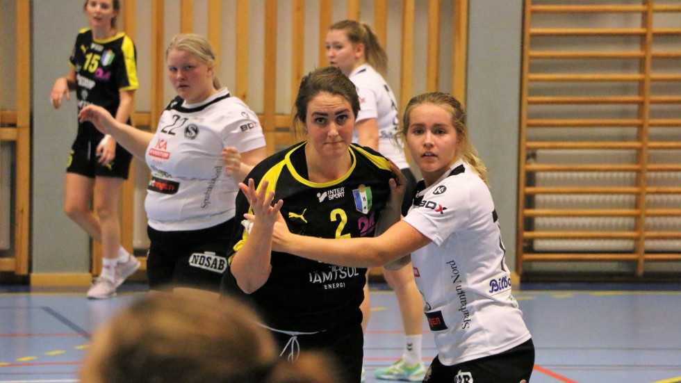 Thea Lundmark och hennes Strömnäs GIF besegrade Östersund med 19 bollars marginal i söndagens handboll.