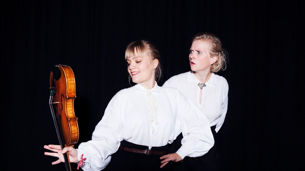 Magdalena Eriksson och Alva Granström gästar Oxelösund med föreställningen "Fröken".