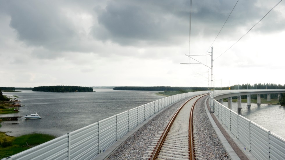 Det blir en fortsättning. Här är järnvägsbron över Umeälvens delta och Trafikverket lovar att järnvägen kommer att fortsätta dras norrut.