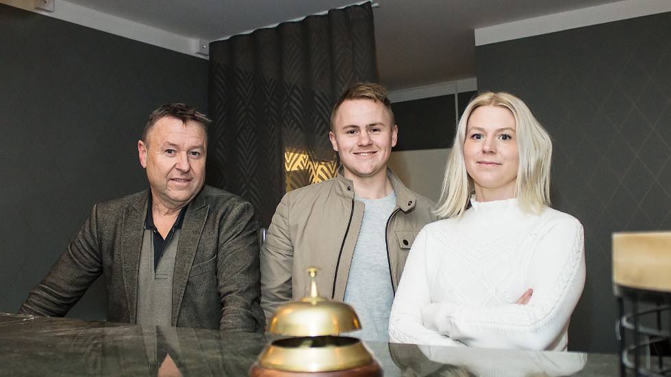Lars, John och Elin Andersson ser fram emot att ta emot gäster på sitt nya hotell - Hotell Carl Friman - på Akacialiden.