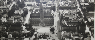 Rådhuset i Norrköping tronar mitt på vykortet
