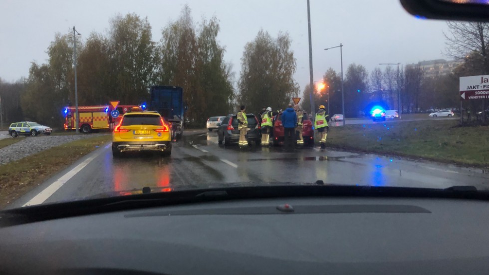 Det är ett stort räddningspådrag på olycksplatsen.