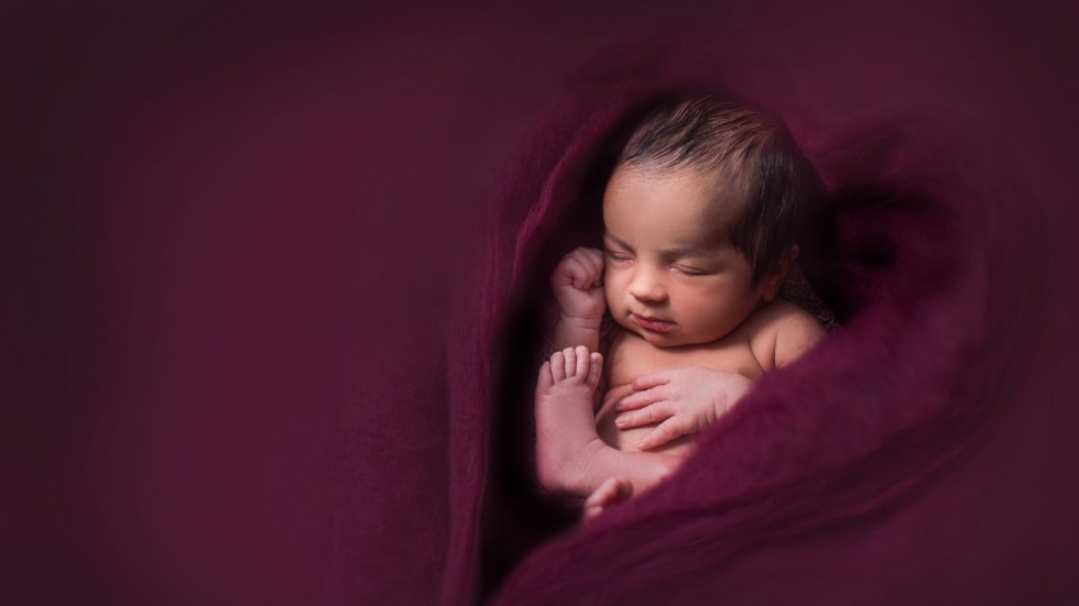 Att fotografera nyfödda ställer höga krav på säkerhet. Kristin Sipilä har gått en speciell utbildning för ändamålet.