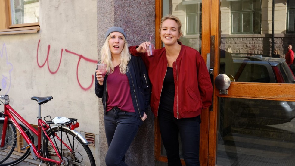 Josefin Sonk (till vänster) och Elin Almén uppträder på Gotland Comedys säsongsavslutning.