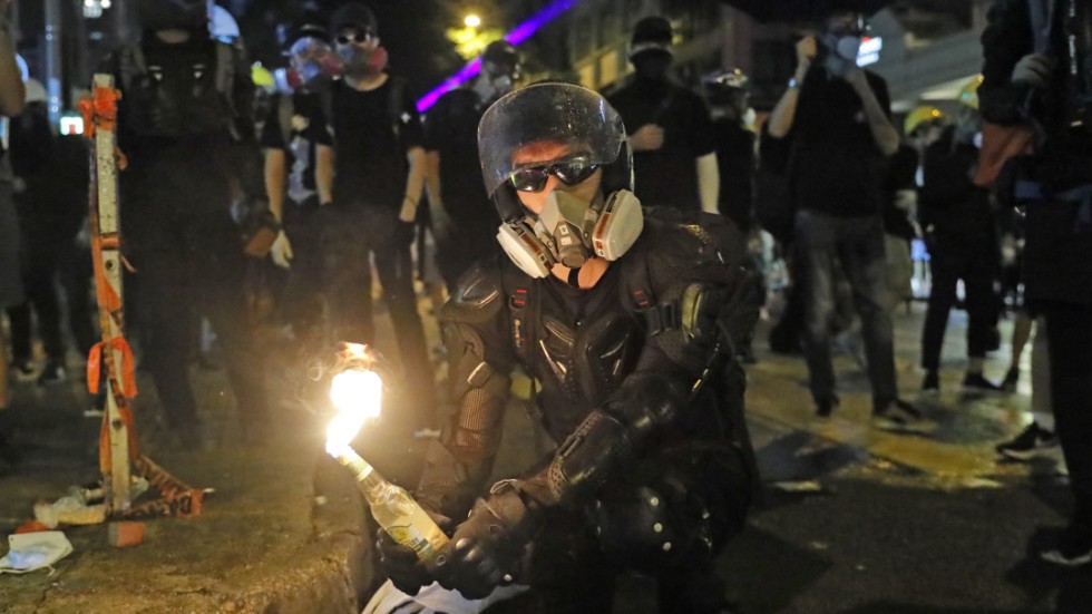 En av demonstranterna förbereder sig att kasta en så kallad Molotov cocktail mot poliserna under de våldsamma demonstrationerna den 31 augusti. Det var dessa demonstrationer som Amanda Björkman råkade vandra rakt in i, under ett av sina första besök i Hongkong.