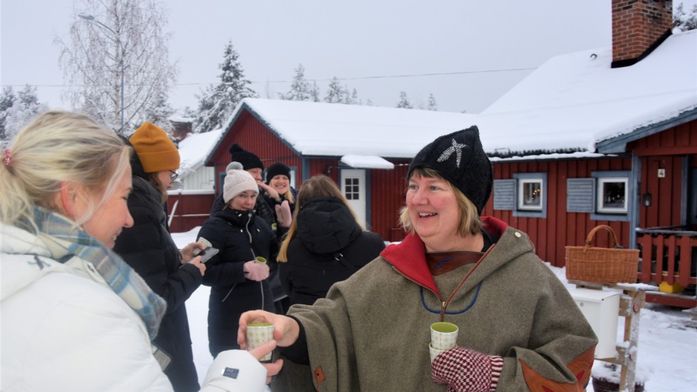 Eva Gunnare, Essense of Lapland, bjöd de besökande konferensdeltagarna på älgörtsglögg utanför sitt kombinerade hem och företag.