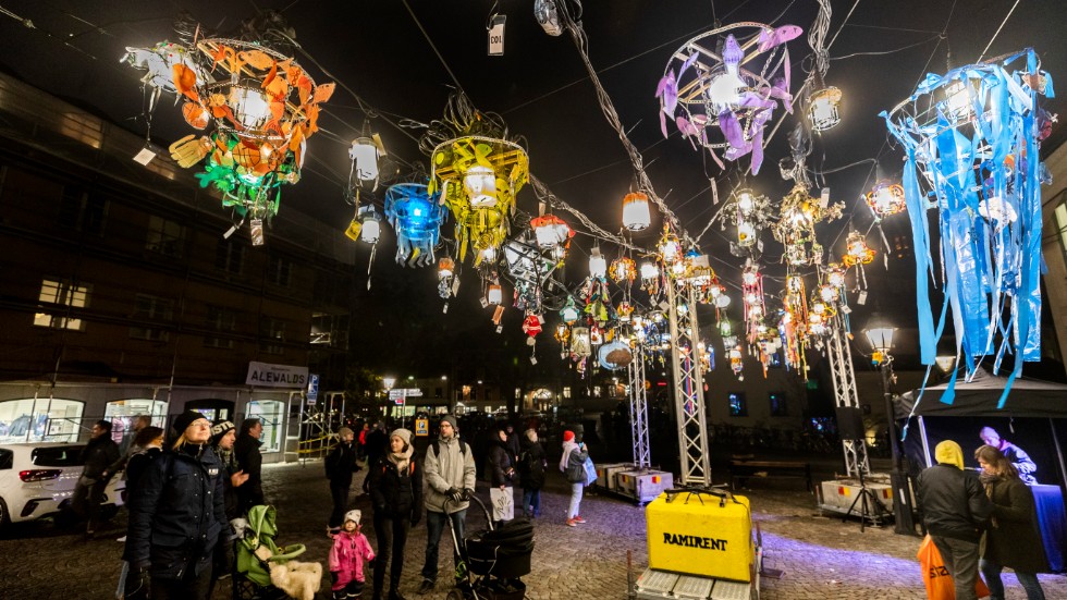 På Gamla torget hänger lampor som Uppsalabor dekorerat och som hyllar mångfalden. 