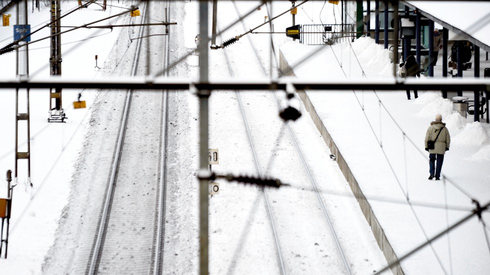 Regn har frusit till is på ledningar och strömavtagare på lok. Förseningar förväntas mellan Boden och Riksgränsen.