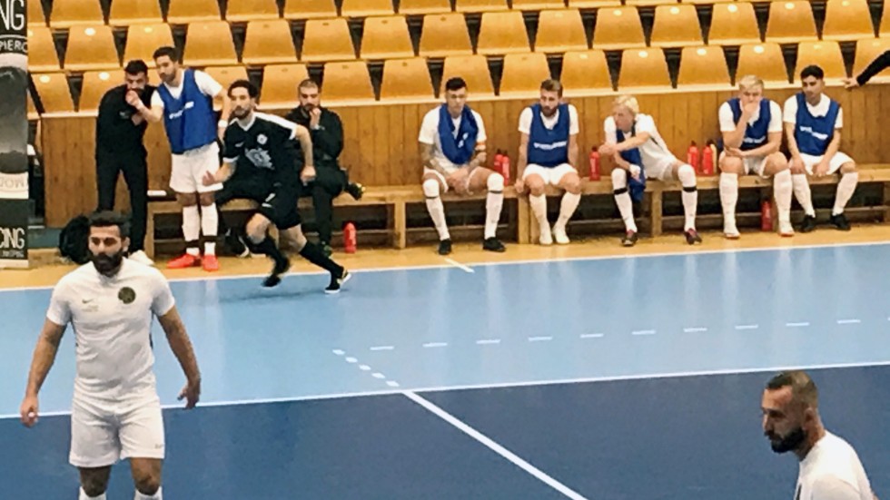 Liridon Silka instruerar i division 2-matchen mot Linköping futsal SK. En match där Dribbla tog ledningen, men förlorade med 4-5 efter mål i slutsekunderna för Linköping.