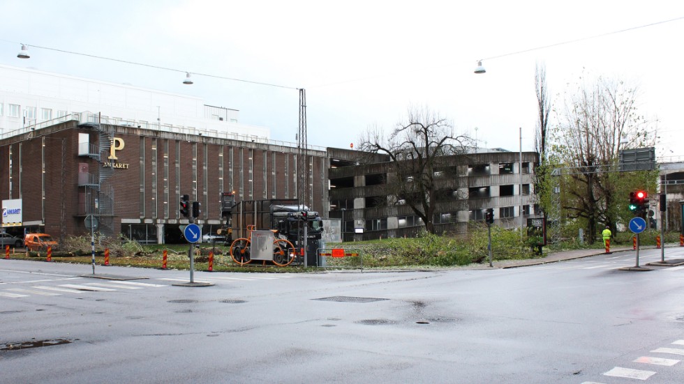 Här, i kvarteret Ankarstocken, mellan parkeringshuset Ankaret och Repslagaregatan, planeras det för nya bostäder. 