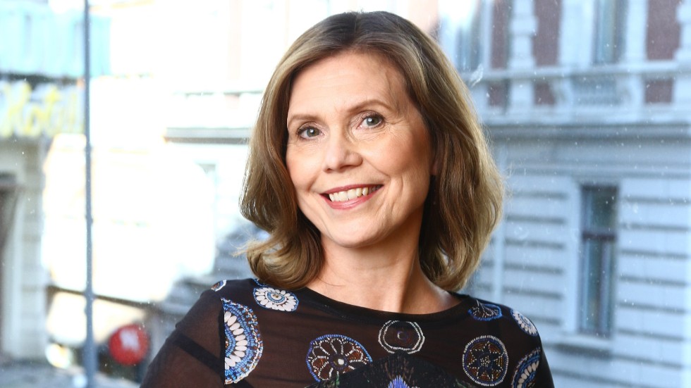 Maria Ripenberg är debattredaktör och ledarskribent på UNT. Hennes bok recenseras därför av en extern skribent: Bella Stenberg, litteraturkritiker på Borås Tidning.