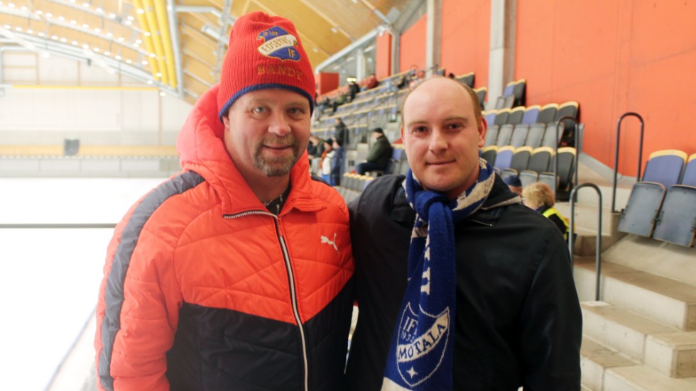 Erik Edholm, här tillsammans med Johan Hellmyrs som håller på Edsbyn, följer IFK Motala in i kaklet på World cup. Edholm gillar internationella bandyn. "Drömmen är att någon gång få se IFK i Ryssland", säger Motalakillen.