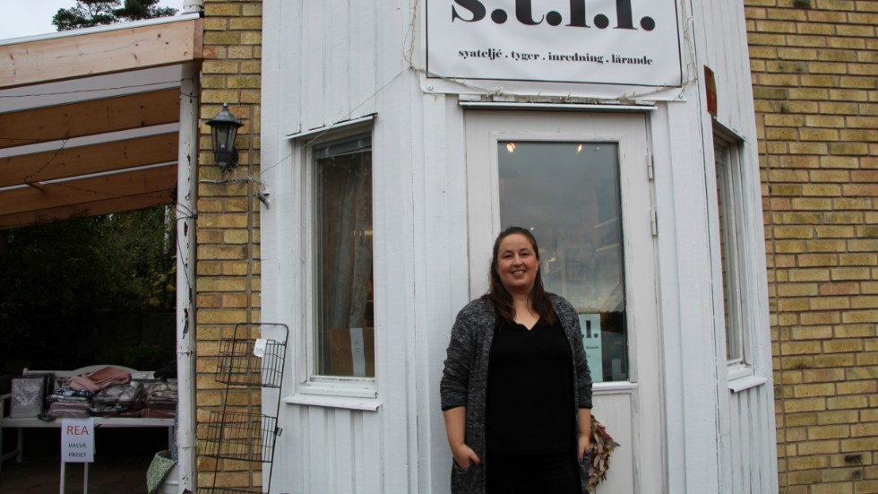 Kristin Brolinson  har sin lilla butik i Smedby.