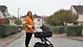 Föräldrar med barnvagn går tillsammans