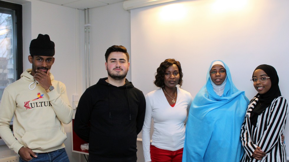 Nöjda deltagare i nu avslutade starta-eget-kursen för invandrare, från vänster Mohammed Abdisalam,  Yacoub Yacoub, Sita Jabate, Fadumo Mohamed Omar och Sumeya Osman.