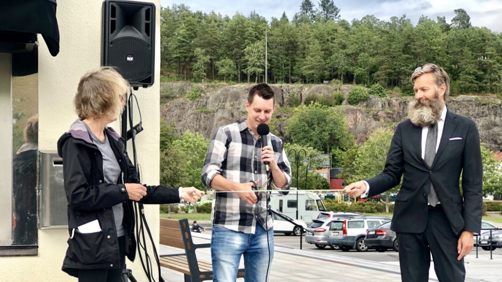 Ted Starkås (S), kommunstyrelsens ordförande, klipper band. Sparbankschefen Håkan Eriksson och kommunchefen Monika Hallberg hjälper till.