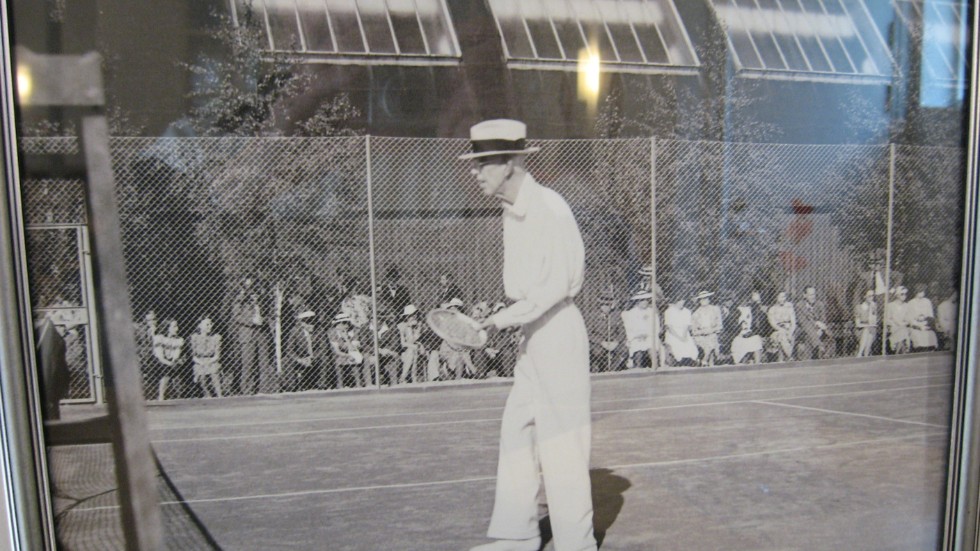Gamla tennishallen invigdes 1929 och då var kung Gustaf V på plats. När utomhusbanorna invigdes tio år senare var V-gurra tillbaka igen och spelade en match.
