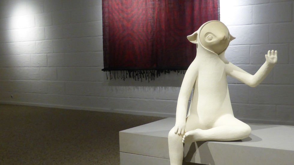 Ania Pausers skulptur ”Vännen – Tillsammans är vi mindre ensamma”. I bakgrunden Sara Elggrens täta, poetiska linväv ”ABCD”.