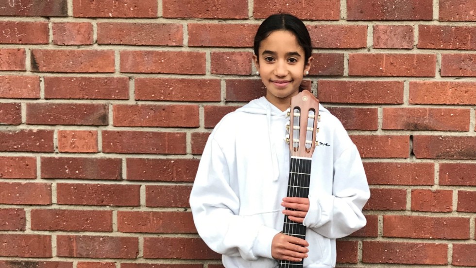 Elvaåriga Aziza Osman från Rombergaaskolan i Enköping var en av de två vinnarna av en gitarr vid Uppsala Gitarrfestivals rittävling under skolturnén Skapa Musik Tillsammans.