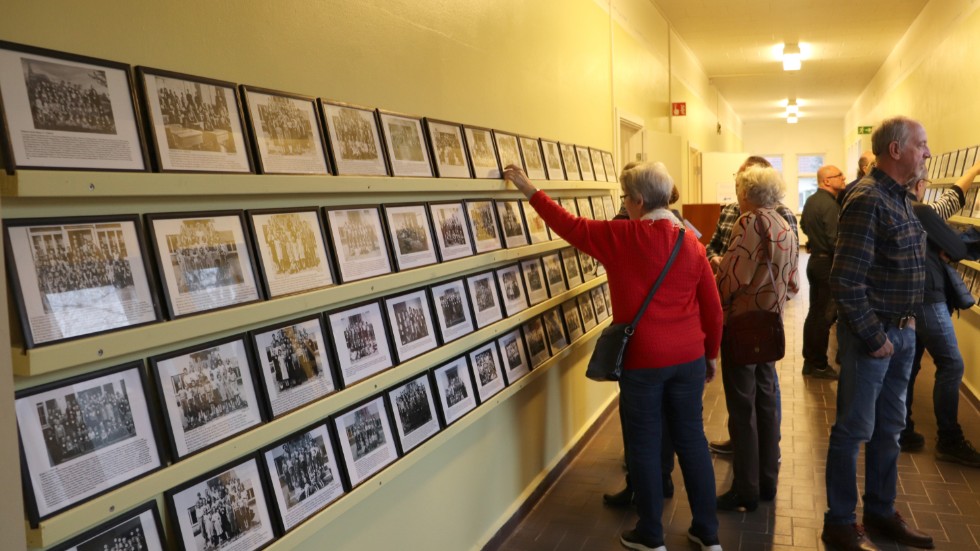 Många besökare stannade till för att titta på klassfoton från Pelarne skola under 70årsfirandet. 
