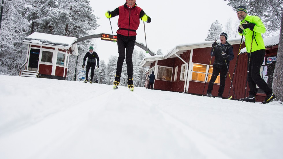 Den som vill åka skidor på Ormberget måste betala en avgift från och med denna säsong. Luleå kommun har snart sålt 1000 säsongskort vilket är över förväntan.