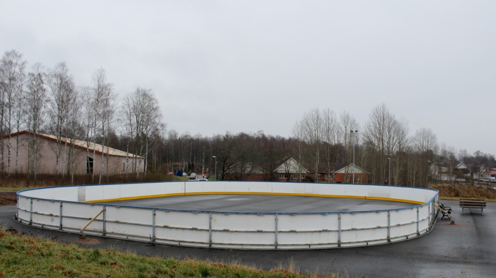 Sargen är 30 x 33 meter, ungefär lika stor som en hockey-zon. 