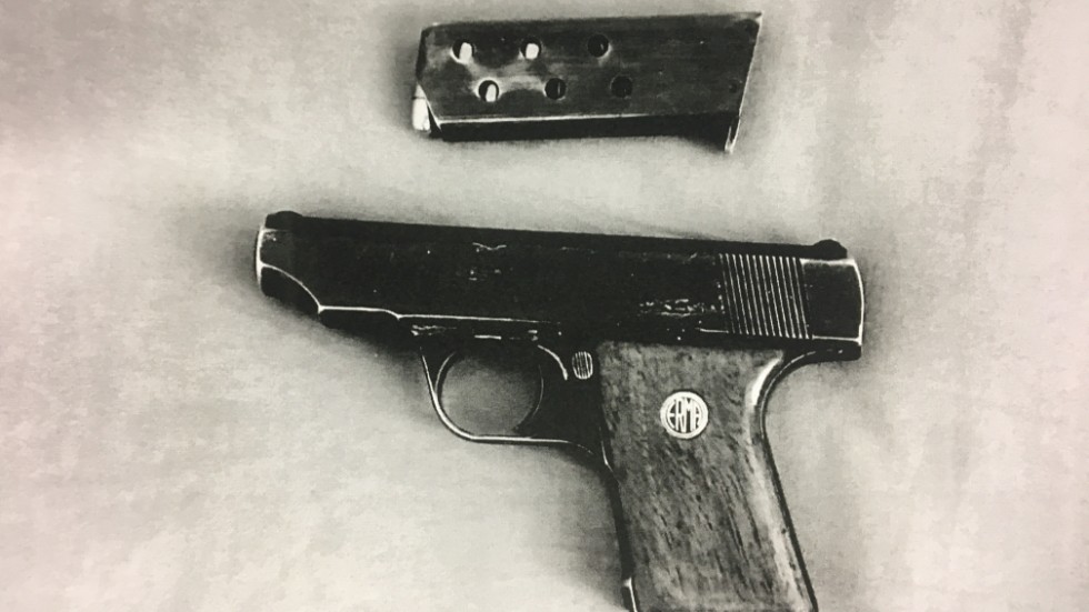 Pistolen och vapenmagasinet hittades i mannens garderob.