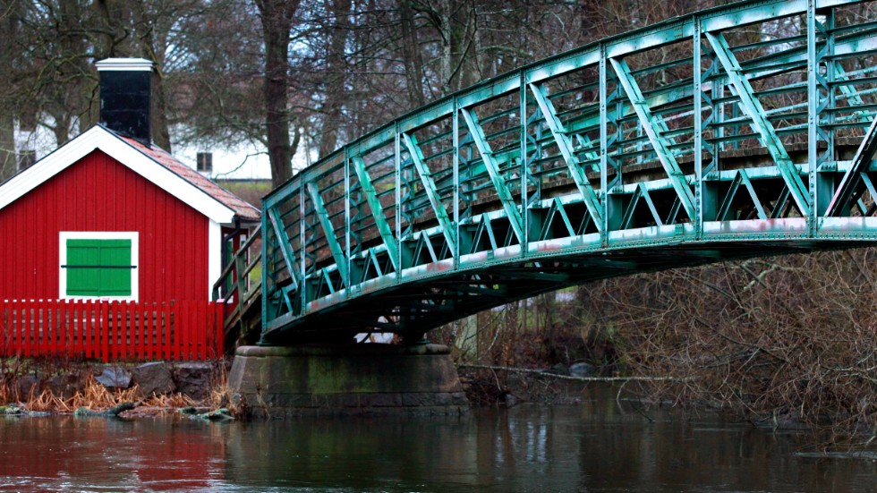 Försöker kommunen ”smyga” fram ett ersättningsalternativ till Femöresbron med den nya cykel- och gångbron, undrar insändarskribenten.