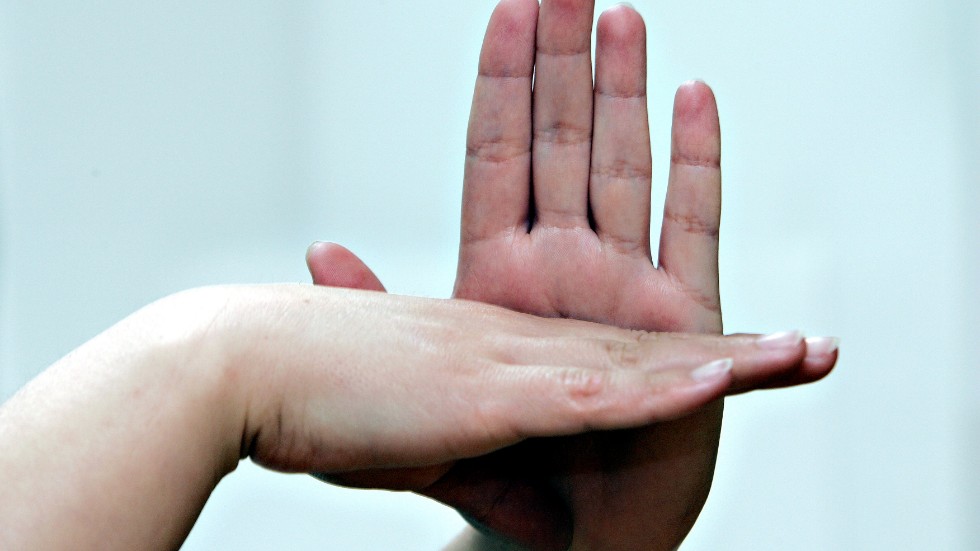 Även människor som hör kan ha stor nytta av teckenspråk, skriver Isabel Engwall.