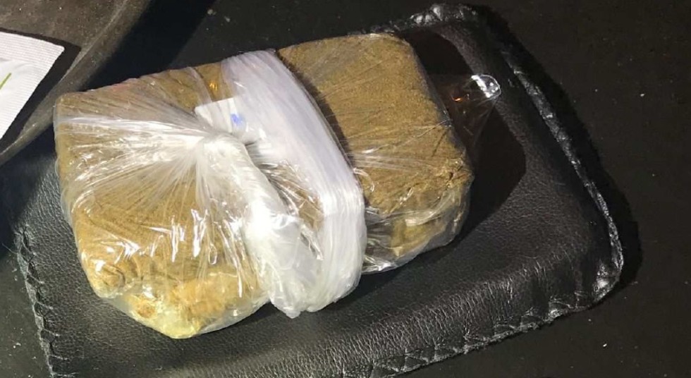 På en av adresserna hittade polisen drygt 100 gram cannabis. Partit på bilden kommer från ett annat tillslag.