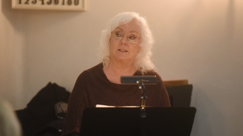 Jeanette Hedlund sjöng och spelade Marie Fredrikssons musik under andakten i kyrkogårdskapellet i Hultsfred under rubriken Stilla och Nära.