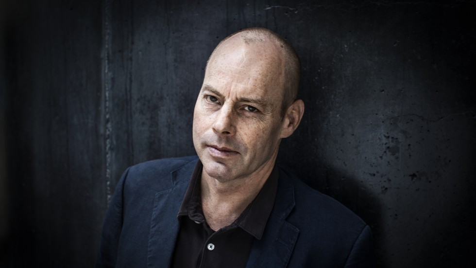 Magnus Dahlström (född 1963) har sedan debuten med "Papperskorg" (1986) publicerat ett tiotal romaner. Han är en av sin generations mest omtalade författare. Senast gav han ut romanen "Hemman" (2018).