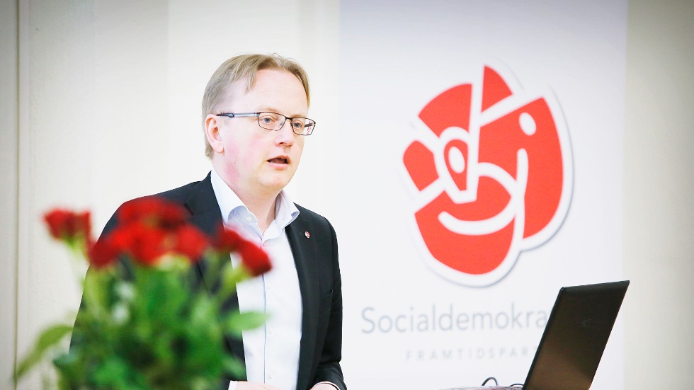 Fredrik Olovssons ledarskap för Socialdemokraterna i Sörmland ifrågasätts av Hans Bergström i Eskilstuna.