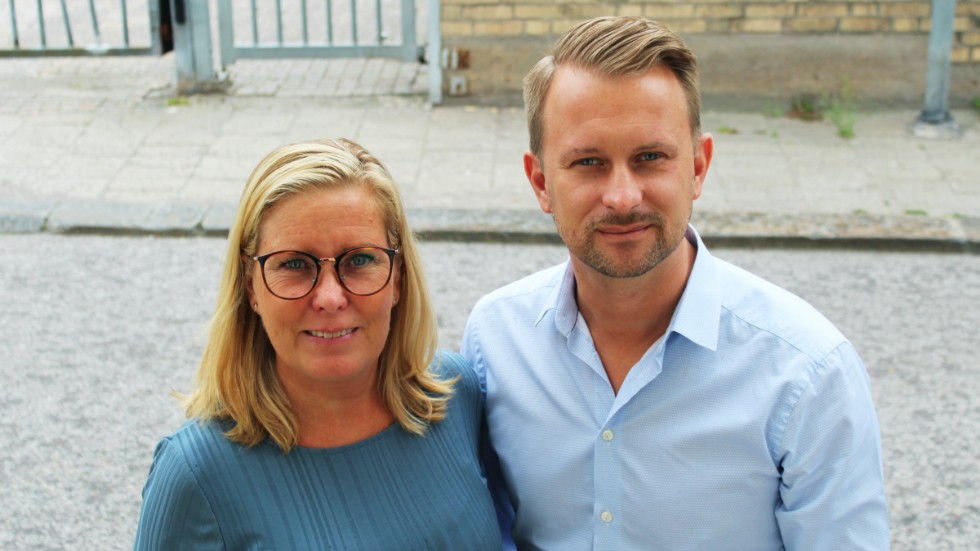 Malin Sjölander (M) och Jimmy Loord (KD) menar att vårdmomsen urholkar sjukvården i länet.