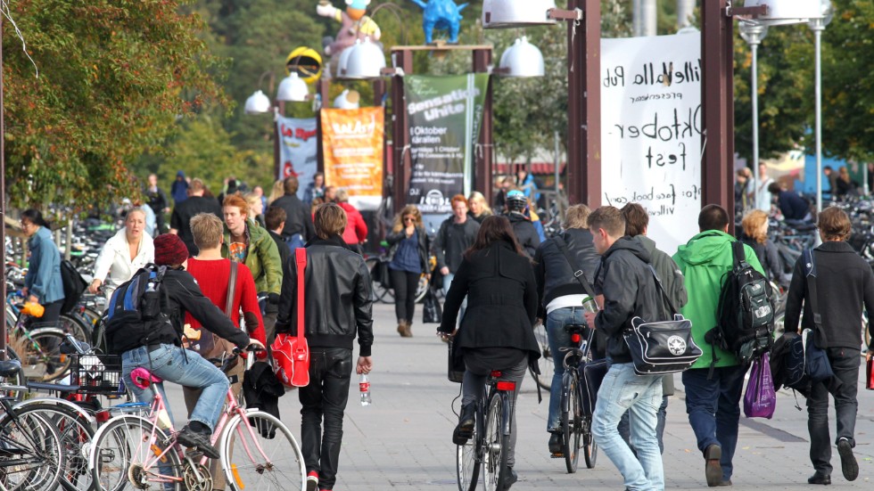 Linköpings universitet har 10 000 nyantagna studenter men hos Studentbostäder finns bara 1 100 tillgängliga lägenheter, skriver debattörerna.