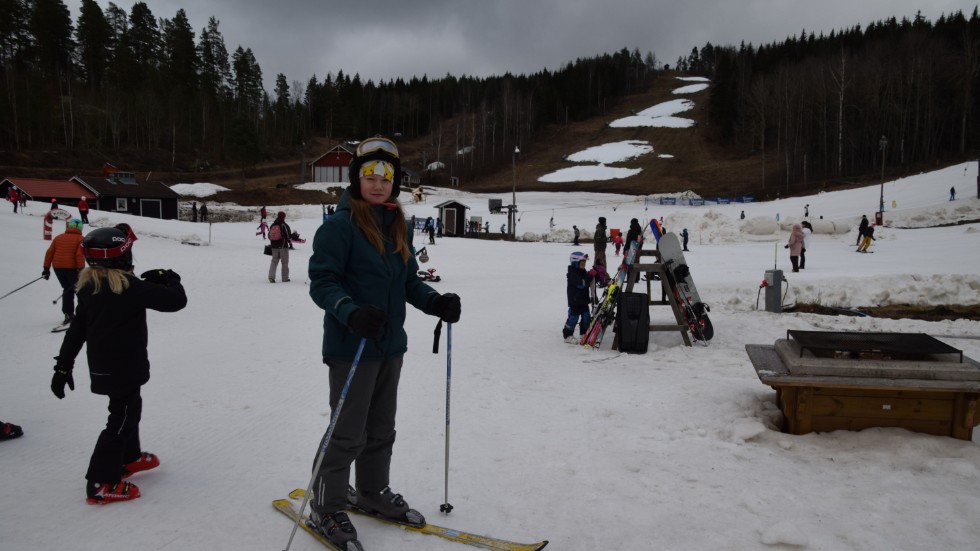Inez Mankinen, 13, började åka skidor förra säsongen, och nu besöker hon backen så ofta hon hinner.
