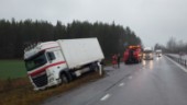 Olycka på E22: Lastbil körde i diket