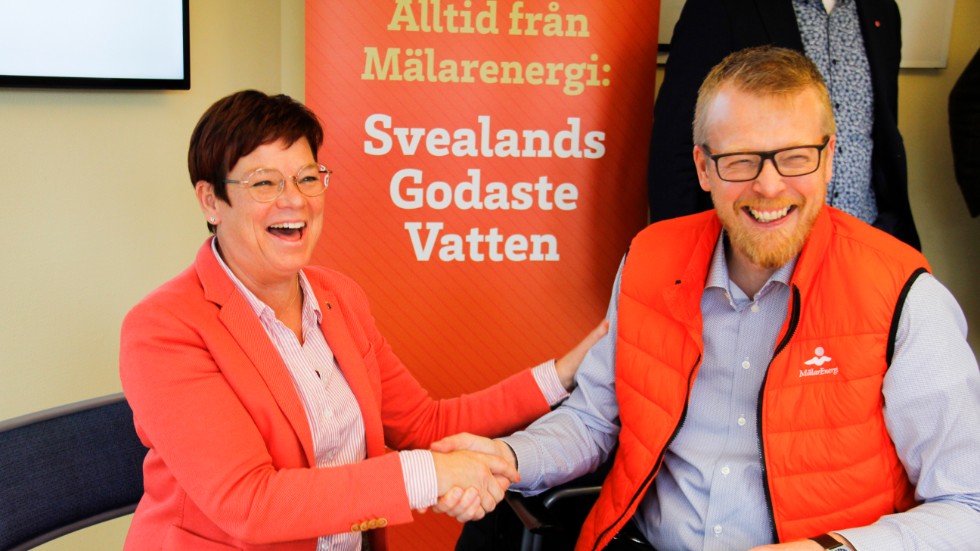 Gunilla Fröman, chef för samhällsbyggnadsförvaltningen och Niklas Gunnar, vd för Mälarenergi,  var glada när avsiktsförklaringen om samarbete hade undertecknats.