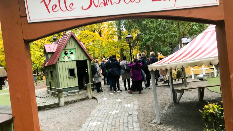 Pelle Svanslös lekplats ligger bra placerad mitt i en stor park med träd och öppna ytor. Helheten blir en inspirerande miljö för barnen, menar experterna.