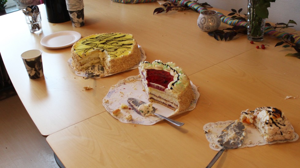 Tioårsjubileet firades med tårta, kaffe, snittar och alkoholfritt bubbel.