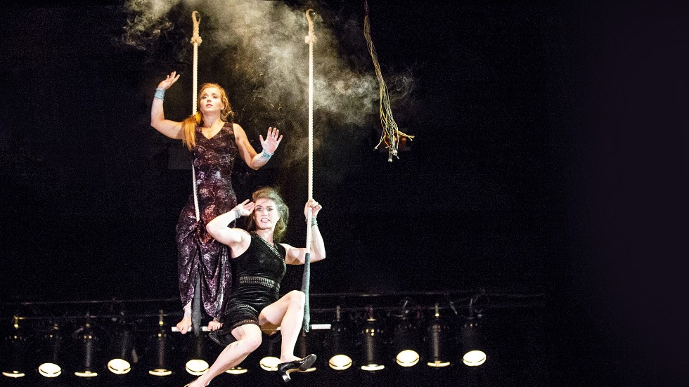  Akrobatik och humor är en viktig ingrediens i föreställningen. På bilden Esmeralda Nikolajeff och Mira Leonard.