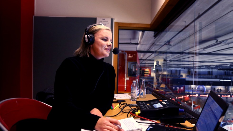 Petra Svensson är född och uppvuxen i Godegård utanför Motala. Nu har hon nästan hela världen som sitt arbetsfält i och med jobbet som reportar på Radiosporten. Vid årskiftet byter hon jobb, från radio till tv.