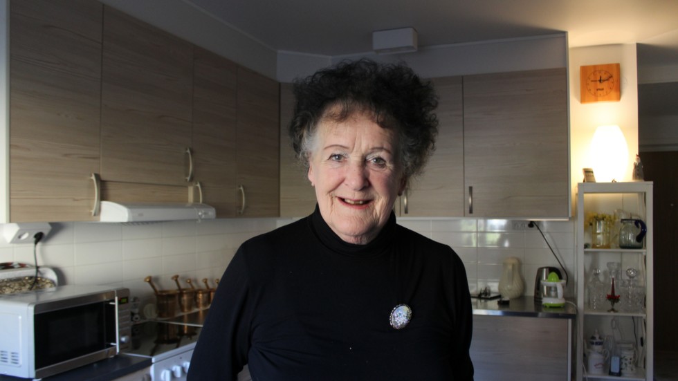 Fröydis Sandberg, 80 år stortrivs i sin lägenhet på Höjdvägen 2 och ser fram emot att få bo centralt i Åtvidaberg.