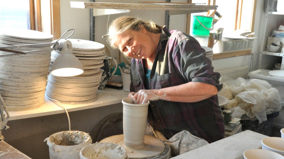 Anna Lindell tycker att det roligaste med att tillverka keramik är att dreja. 