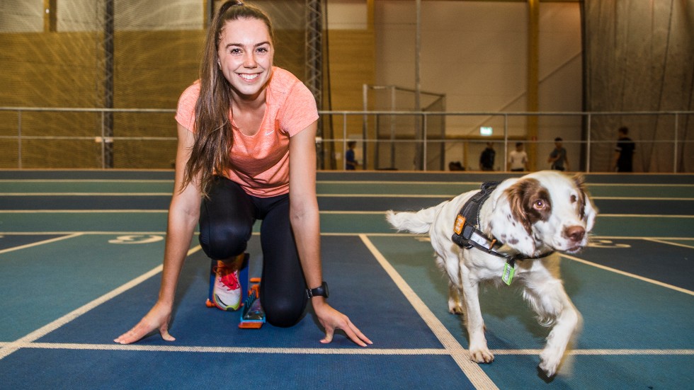 Klara Helenader som tränar 400 meter har fått en ny kompis. "Molly är jättesöt och bra att hon är här för att motverka doping och göra idrotten rättvis." 