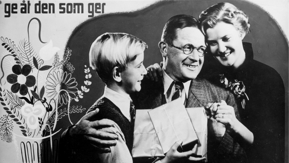  Avfotograferad affisch från 1936 som gör reklam för fars dag. Fars dag infördes i Sverige 1932 efter amerikansk förebild, där Father's Day firats sedan 1919. 