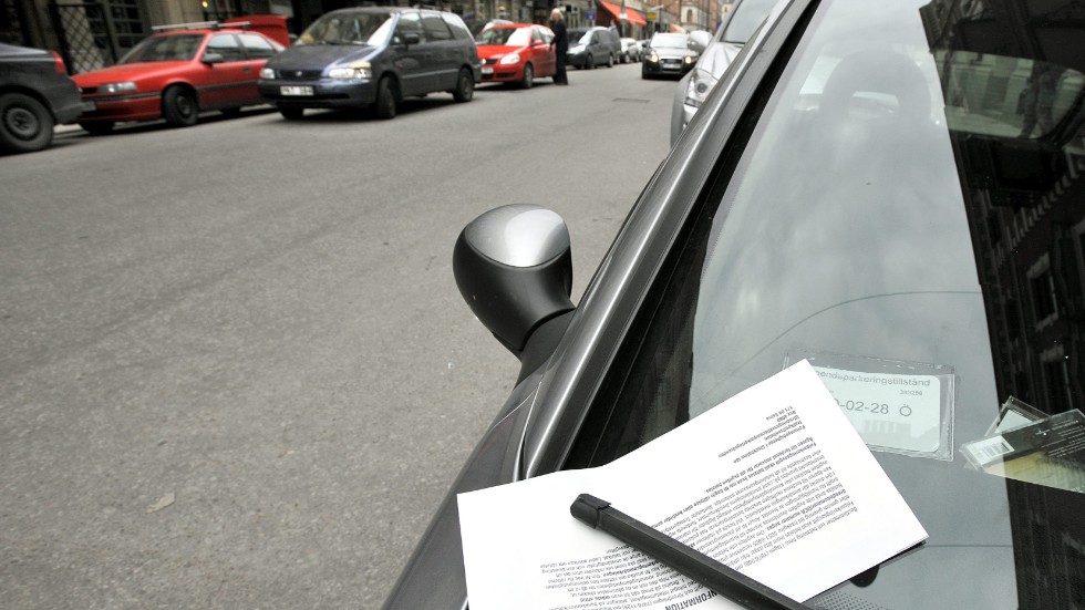 Insändarskribenten tycker att en automatisk parkeringsskiva är lösningen då slipper man onödiga böter.
