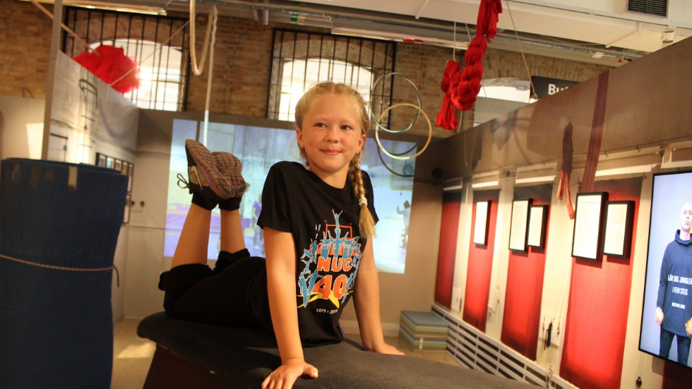 Saga Widén, 9, är en av de unga artisterna vid Norrköpings ungdomscirkus.
